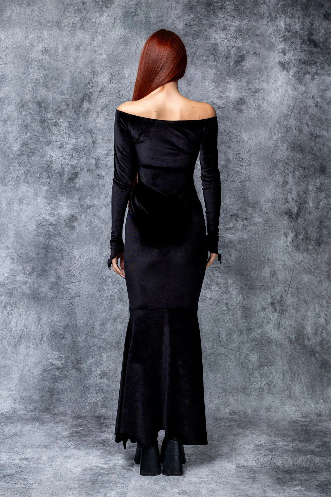 Vestido de dama de honor de sirena con hombros descubiertos, mangas largas de terciopelo y escote en V